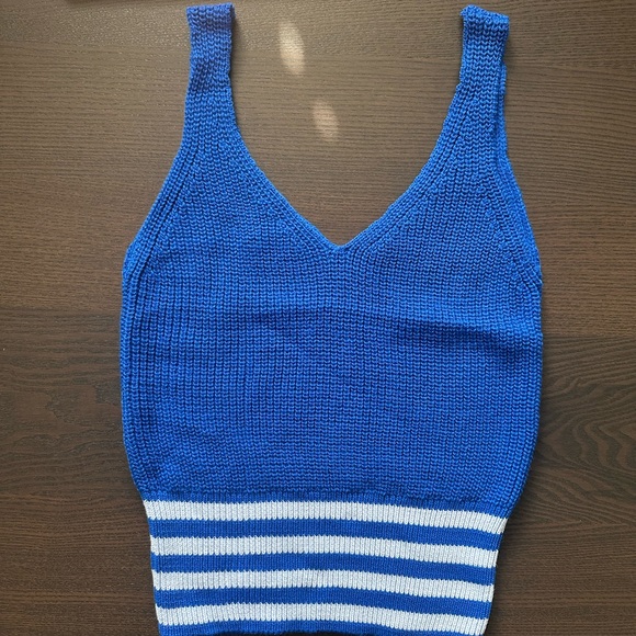 Minark Women’s Knit Crop Tank V-neckline - Picture 4 of 4